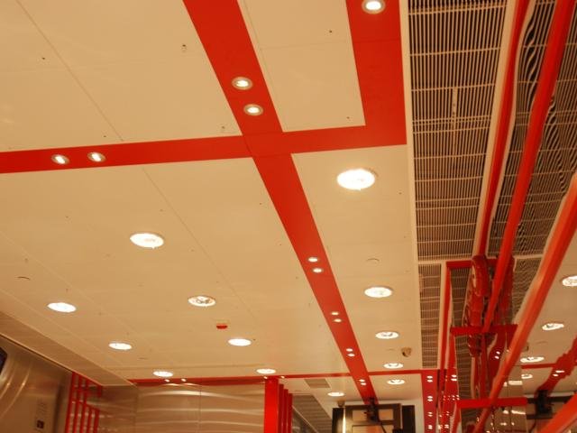 Multi-Panel Metal Tavan